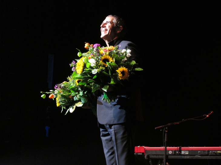 Julien et ses fleurs à la fin du spectacle - photo: Hanneke