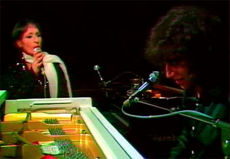 Barbara chante accompagnée au piano par Julien Clerc